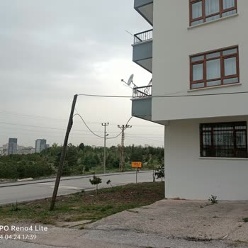 Türk Telekom Telefon Direğinin Ve Kablolarıyla İlgilenilmesini Talep Ediyoruz