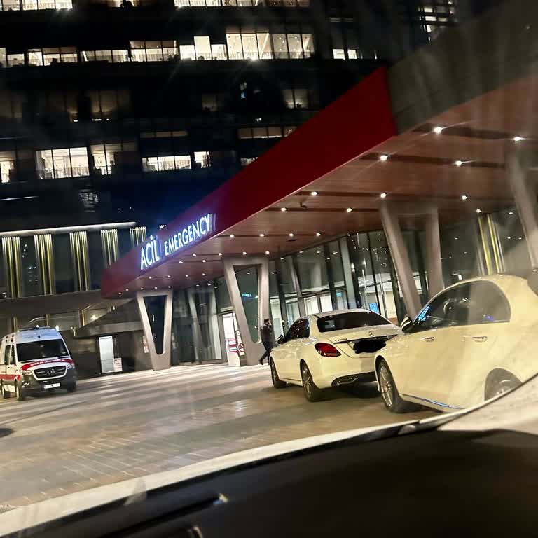 Acıbadem Hastanesi Vale Acil Servis Alanına Araçları Park Ediyor