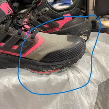 Adidas - Kısa Sürede Zarar Gören Kadın Ayakkabı