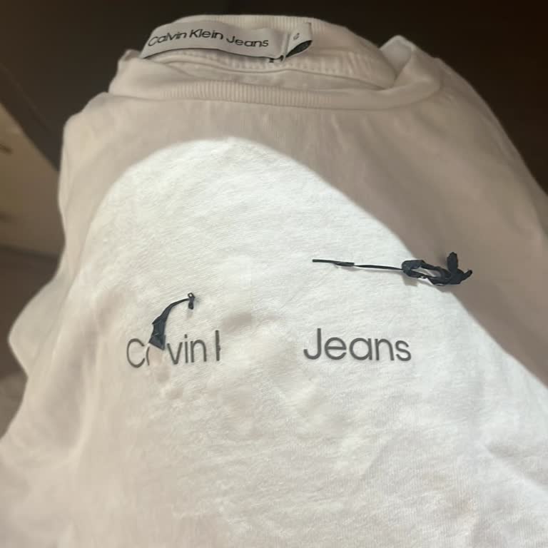 Calvin Klein Tişörtümün Baskısı Attı