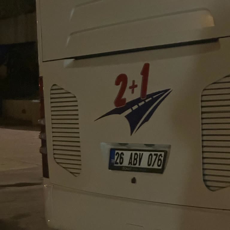 Buzlu Turizm Muavin Araç İçinde Sigara İçti