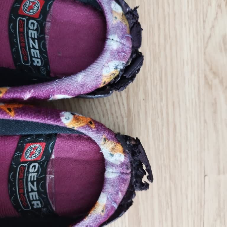 Gezer Ev İçi Terliklerim Parçalandı