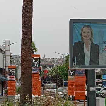 İzmir Büyükşehir Belediyesi Budanan Ağaç Dalları Yerde Tehlike Arz Ediyor.