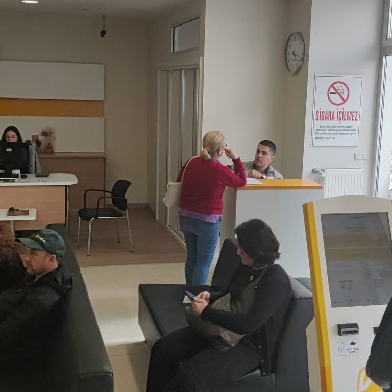 VakıfBank Gişe Görevlilerinin Müşteri Varken, Çekip Gitmesi