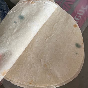 Komagene Küflü Yiyecekler Satıyor