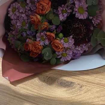 İstanbul Çiçekleri Soluk Ve Özensiz Hazırlanmış Buket