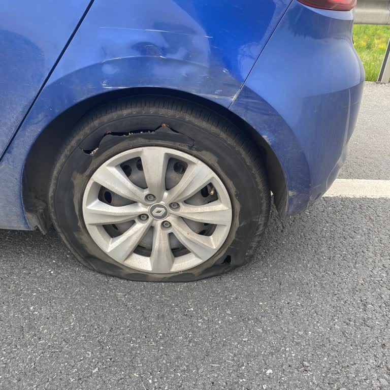 Tiktak Araç Lastiği Patladı