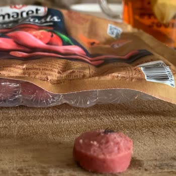 Maret Market Dana Sosisten Çıkan Kıl Yumağı