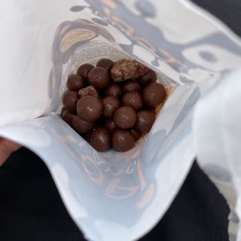 BİM Aldığımız Atıştırmalıktan Şekilsiz Yiyecek Çıktı