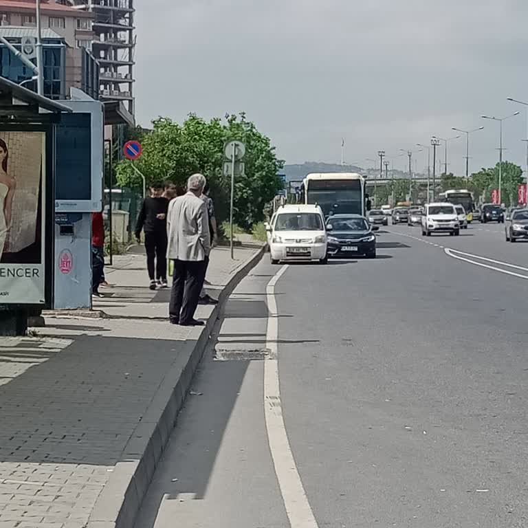 İBB - İstanbul Büyükşehir Belediyesi Kozyatağı Metro Otobüs Durağında Araçların Belirtilen Saatte Gelmemesi Şikayeti