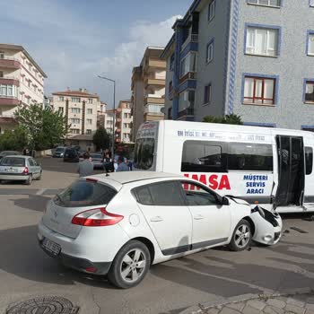 Gimsa Servis Aracının Çarpması