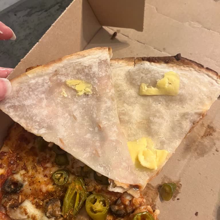 Domino's Pizza Dubleks Cheddar Olan Şeyin İçi Boş Olması