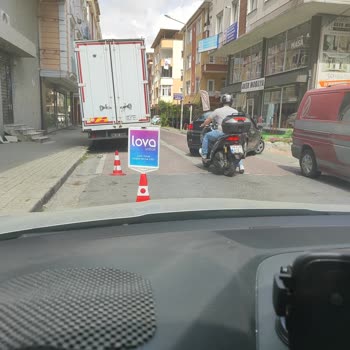 Avcılar Belediyesi Kamusal Alanı İşgal Etmek, Park Alanlarını Keyfi Dubalarla Kapatmak.