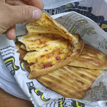 Sarıyer Börekçisi (Halkalı) Kır Pidesi Salçalı Ekmek Gibi Olmuş