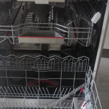 Bosch Seri 8 Yeni Açılmış Makinede Su Kalıntısı