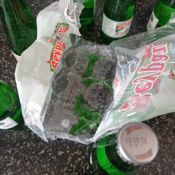 Beypazarı Maden Suyu Şişeleri Arasında Kırık Cam Parçaları