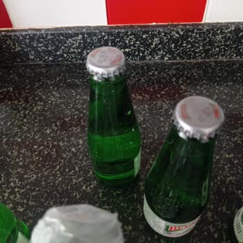 Beypazarı Maden Suyu Şişeleri Arasında Kırık Cam Parçaları