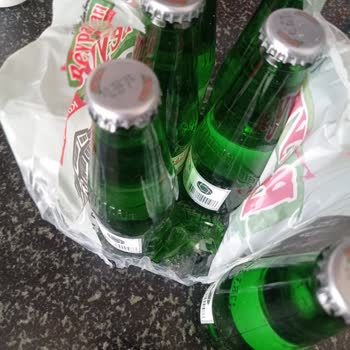 Beypazarı Maden Suyu Şişeleri Arasında Kırık Cam Parçaları