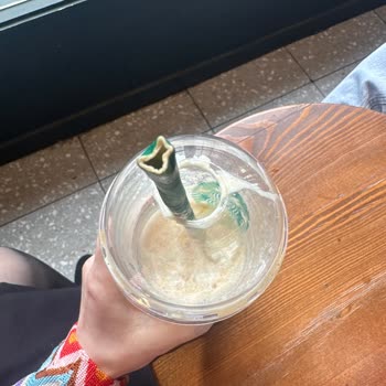 Starbucks İçeceğimi İçemiyorum Pipetler Yüzünden