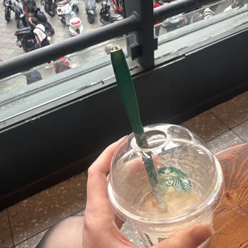 Starbucks İçeceğimi İçemiyorum Pipetler Yüzünden
