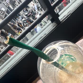 Starbucks İçeceğimi İçemiyorum Pipetler Yüzünden