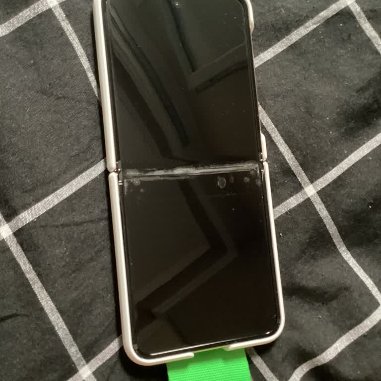 Samsung Z Flip 4 Ekran Değişiminden 2 Gün Sonra Koruyucu Filmi Kabardı