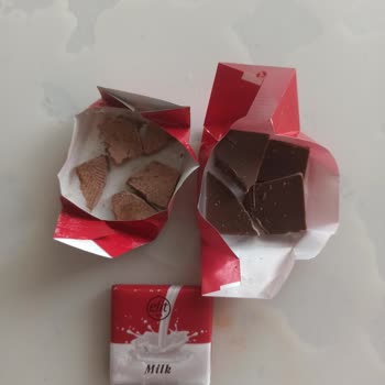 Elit Çikolata Bayat Şekerlerin Yeni Şekerlerle Karıştırılması