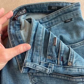 Mavi Jean Pantolon Sebepsiz Yırtıldı.