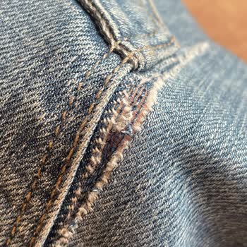 Mavi Jean Pantolon Sebepsiz Yırtıldı.