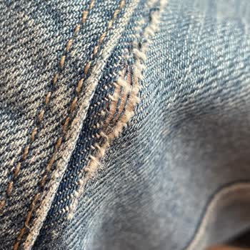 Mavi Jean Pantolon Sebepsiz Yırtıldı.