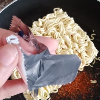 indomie Körili Noodle'da Köri Baharatı Yok!