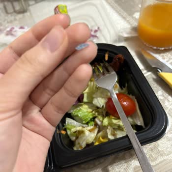 Tavuk Dünyası Salatamdan Cam Çıktı