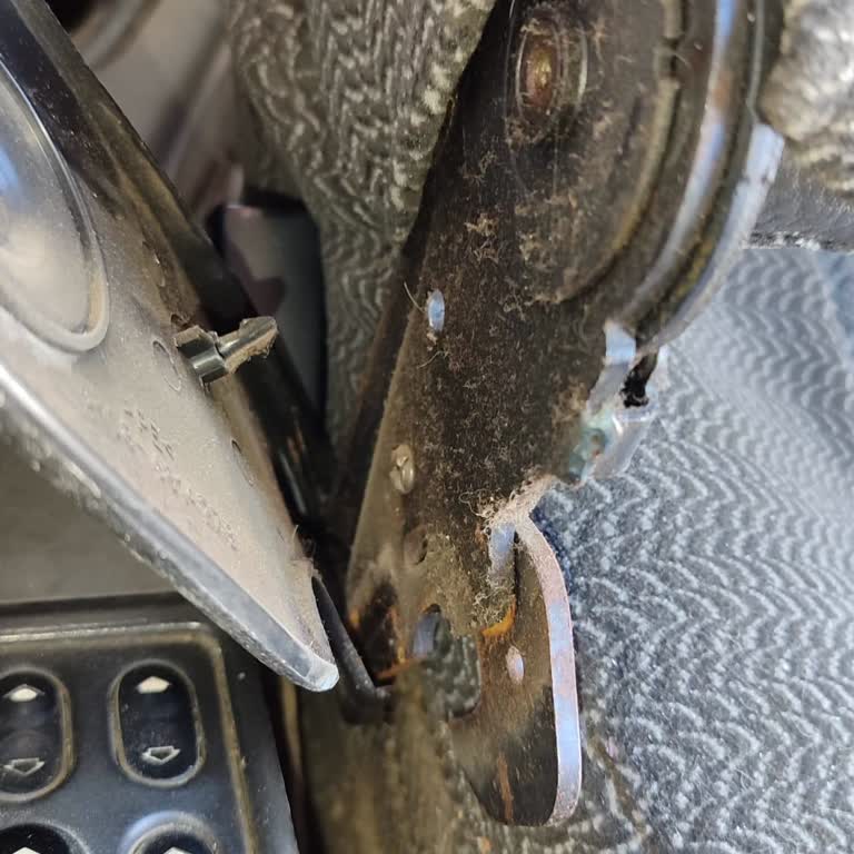 Tüvtürk Koltuklar Dayama Mesnedi Kırılmış