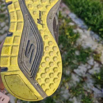 Skechers Spor Ayakkabı Yolda Yürürken Delindi.