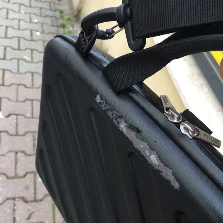 Thule Bag Bilgisayar Çantasının Kendiliğinden Soyulması