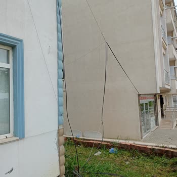 Türk Telekom Sokaktaki Kablolar Yerlerde