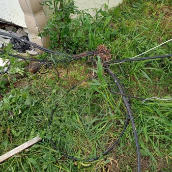 Türk Telekom Sokaktaki Kablolar Yerlerde
