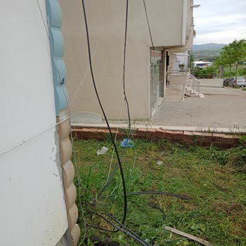 Türk Telekom Sokaktaki Kablolar Yerlerde