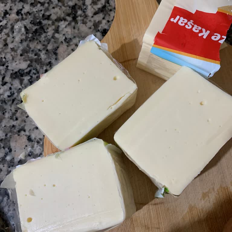 Hakmar'da Satılan Ekici Kaşar Peynirin Bozulmaya Başlamış Olması
