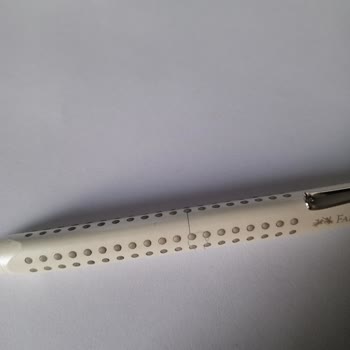 Faber Castell Grip 2011 Uç Ve Gövde Kısmında Çatlak