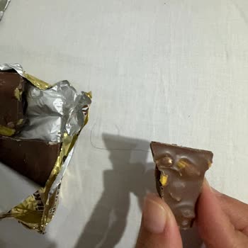 Ülker Çikolata İçinden Kıl Çıktı