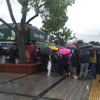 İBB - İstanbul Büyükşehir Belediyesi Üsküdar Meydanındaki Büfeler Hakkındaki Şikayet