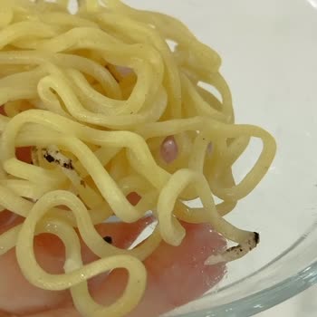 indomie BİM'den Aldığım Noodle'da Şaşırtan Siyah Lekeler!