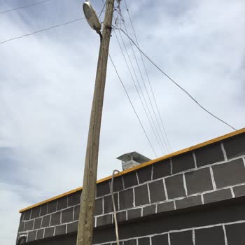 Dicle Elektrik Dağıtım Avlumdaki Tehlikeli Direk İçin Yardım Talebi