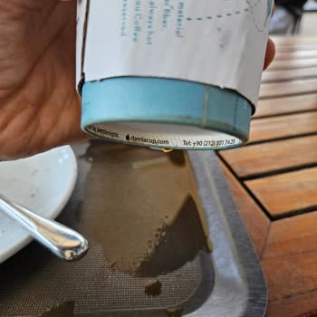Caribou Coffee Sürekli Akıtan Bardaklar!