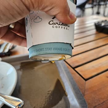 Caribou Coffee Sürekli Akıtan Bardaklar!