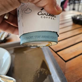 Caribou Coffee Sürekli Akıtan Bardaklar!