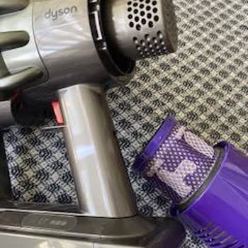 Dyson V10 ständige Probleme mit der Filteranzeige und defekten Teilen trotz Garantie.