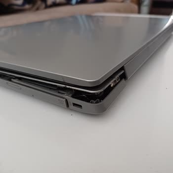 Lenovo Laptop Menteşe Problemi