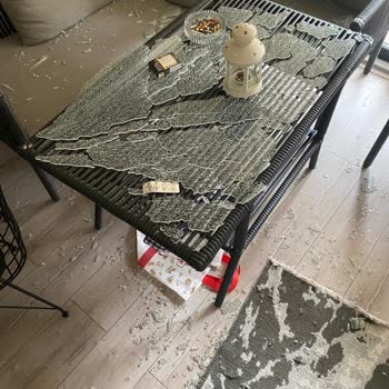 Vavrattan Sehpa Cam Patlaması